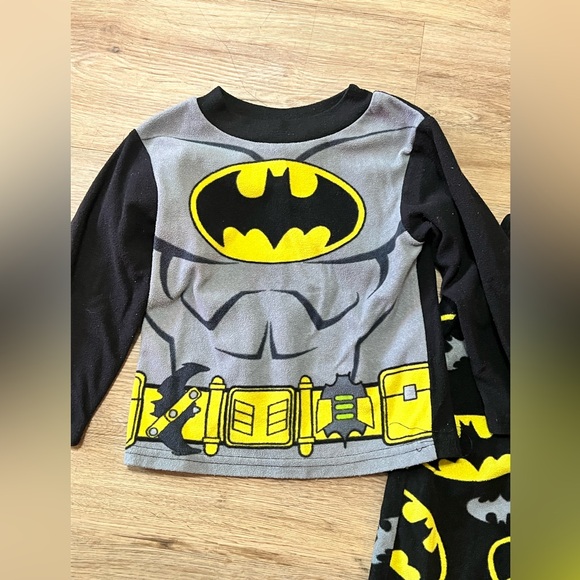 Batman 2-piece pajamas, size 4 - Picture 2 of 5